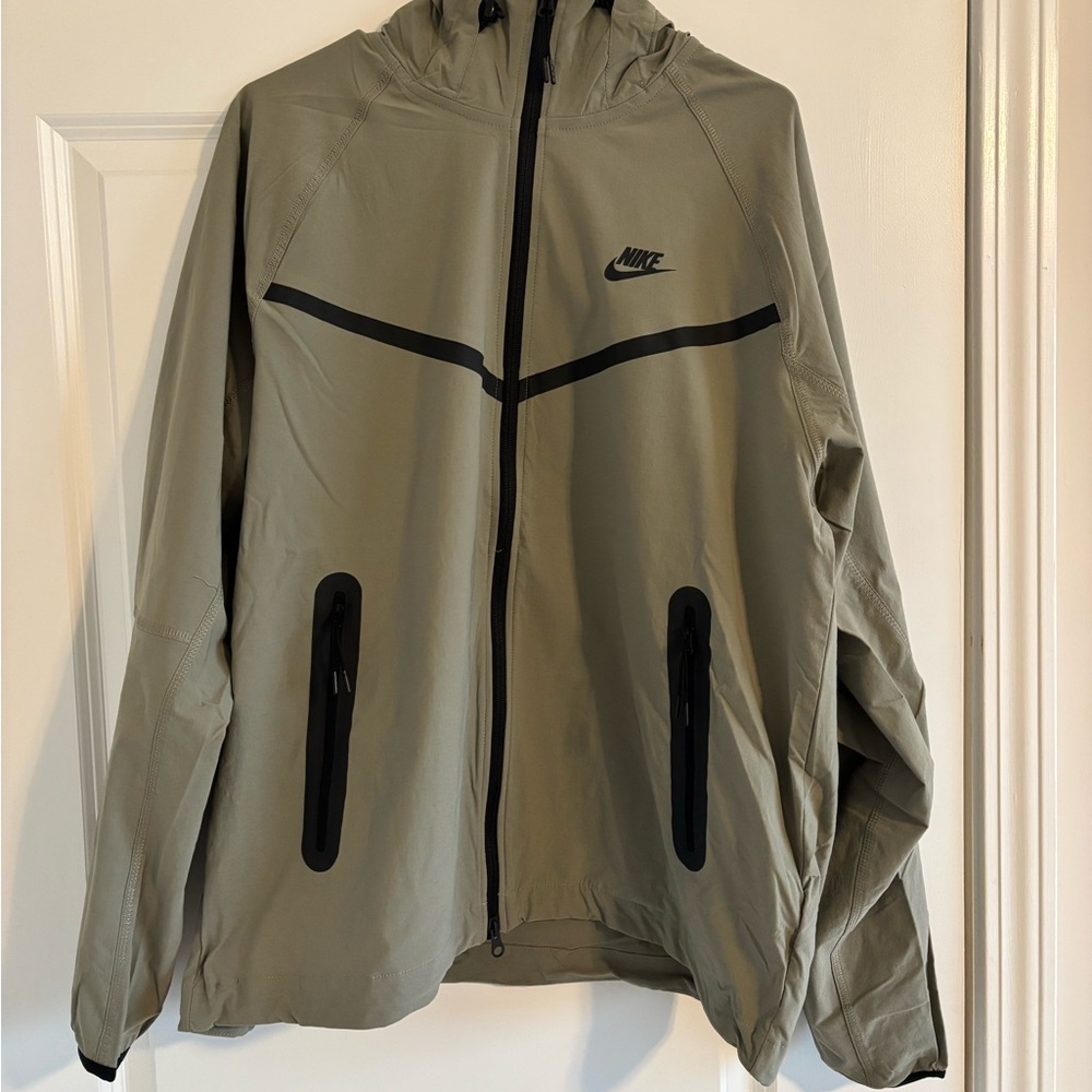 NWT Mens Nike Tech Woven Windrunner Lightweight Jacket Light Army Green Size M